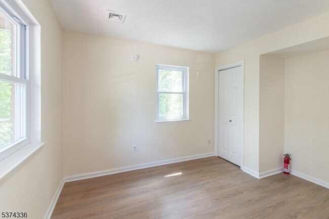 Building Photo - 18 Pleasant View Ave