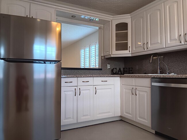 Building Photo - 8045 Eastlake Dr