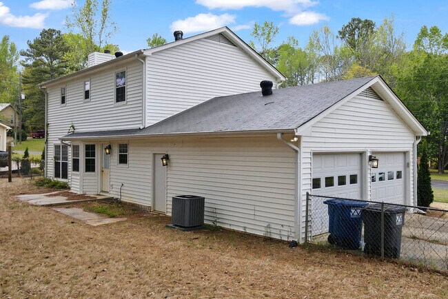 Building Photo - 4418 Englewood Rd