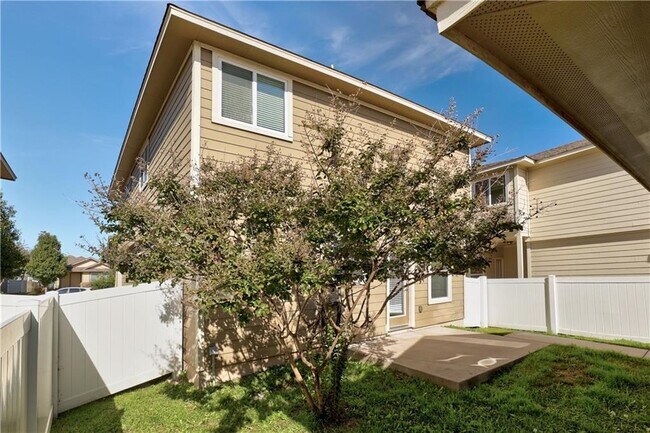 Building Photo - 930 Alamo Plaza Dr