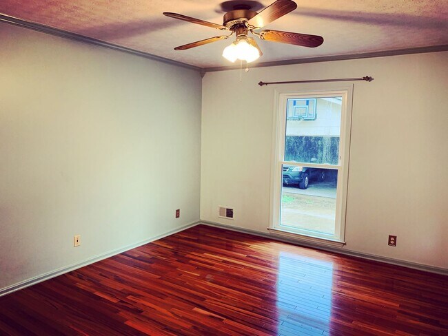 Building Photo - Charming Brick Ranch with Modern Updates in Bluegrass Fields