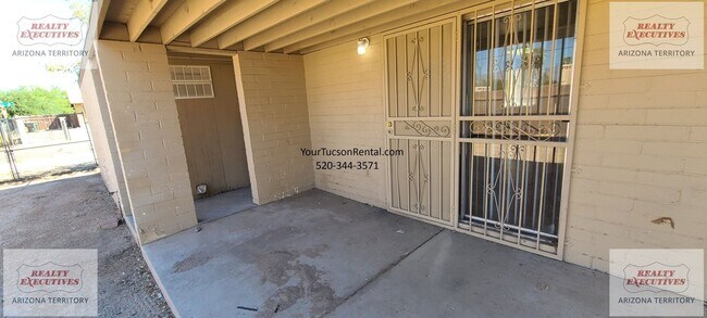 Building Photo - 29th St & Craycroft Rd area 2/2 with yard & A/C System