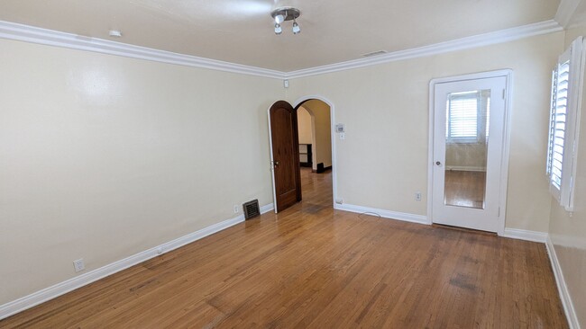 Building Photo - Beautiful 2 Bed 1.5 Bath Single Family Hom...