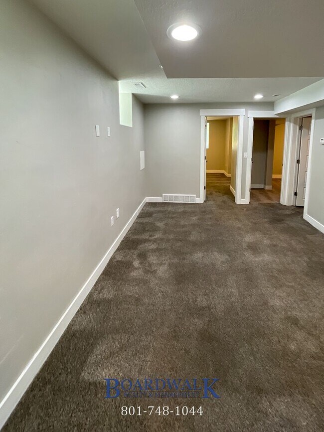 Building Photo - 555 S 900 E