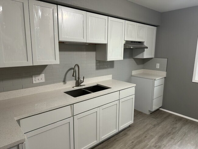 Primary Photo - 6429 N 67th St