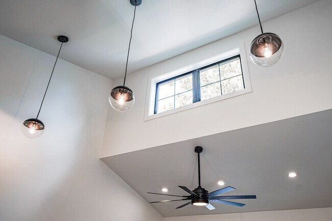 Building Photo - Modern Elegance w/ Garage Parking in Germa...