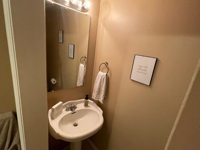 Building Photo - 404 Sandy Oak Dr