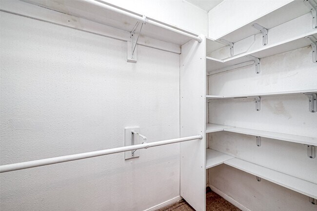 Building Photo - 9850 Pagewood Ln