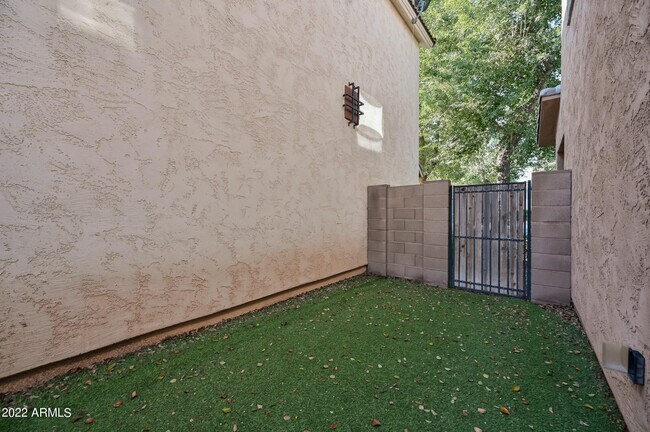 Building Photo - 2185 S Sanders Dr