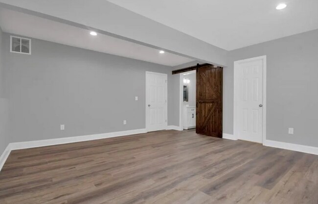 Building Photo - NEW LISTING!!!!!