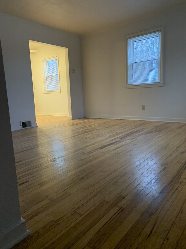 Building Photo - 2 Bedroom Duplex $1100/Month