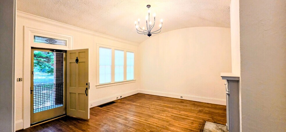 Building Photo - 1355 Magnolia Curve