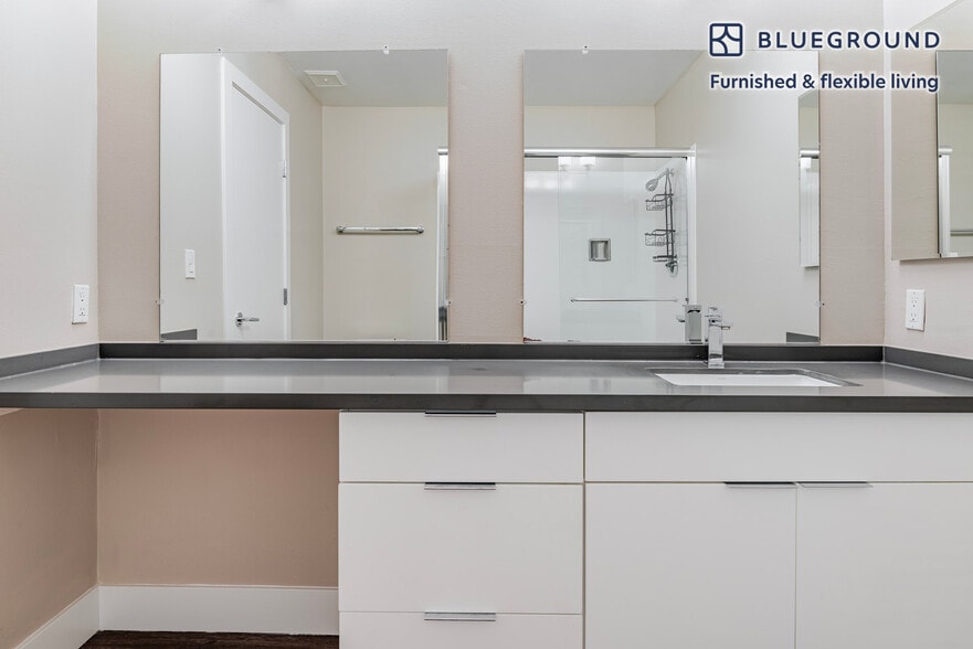 Building Photo - 950 E Hillsdale Blvd