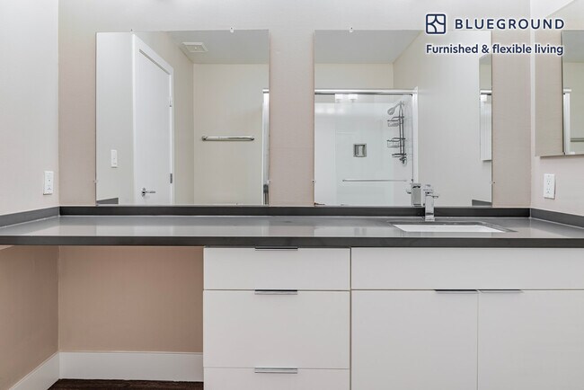 Building Photo - 950 E Hillsdale Blvd