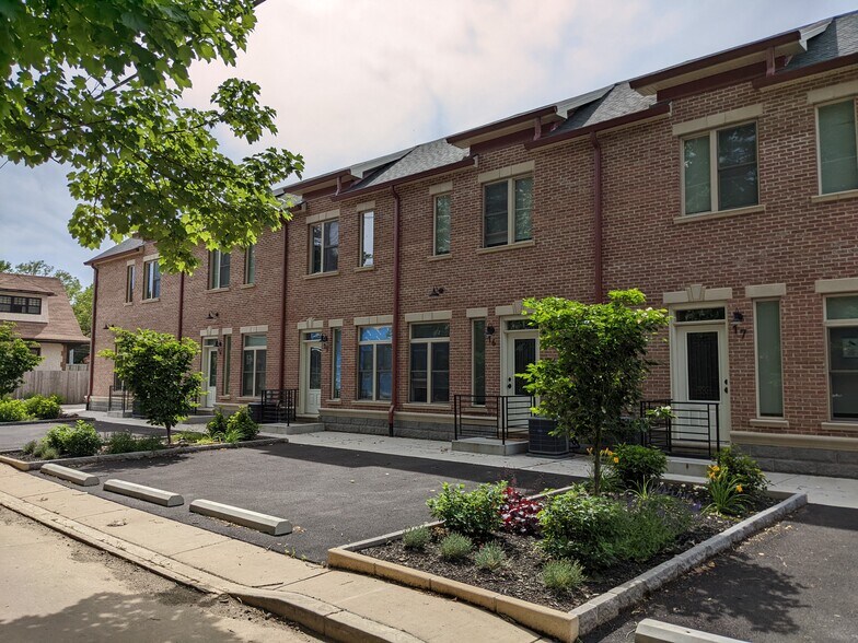 Townhome Fronts - 225 W Pastorius St