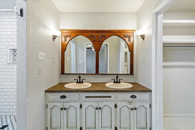 Building Photo - 7522 NW Stonegate- AVAILABLE NOW!