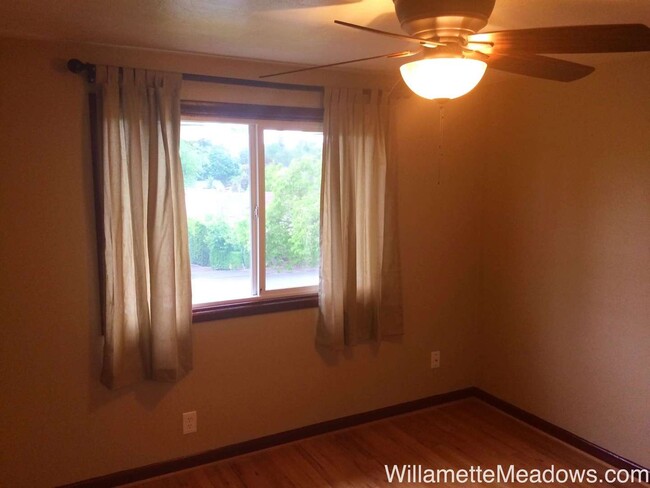 Building Photo - Amazing 4 Bedrooms, 2 Bathrooms, House in South Salem