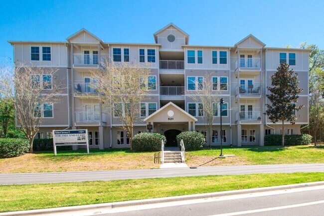 Building Photo - Oxford Terrace II: 4/4 luxury apartment just 3 blocks from UF & 1 block from Sorority Row. Now Re...