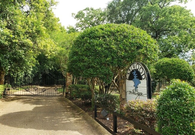 Building Photo - Beautiful 2 bed/2 bath townhome in the gat...