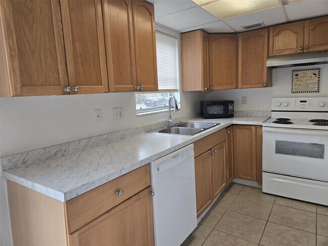 Building Photo - 210 Amherst Ave