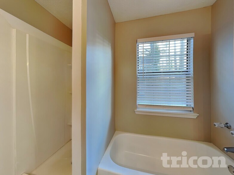 Building Photo - 575 Woodcrest Manor Dr