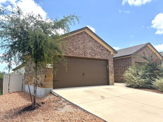 Building Photo - Come live in Knox Ridge!