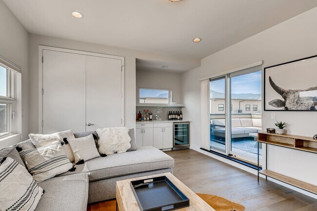 Building Photo - Contemporary Townhome with Rooftop Deck-Flatiron Views
