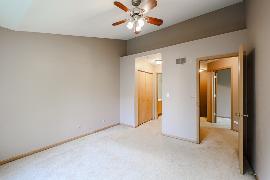 Building Photo - 607 Fox Ridge Dr
