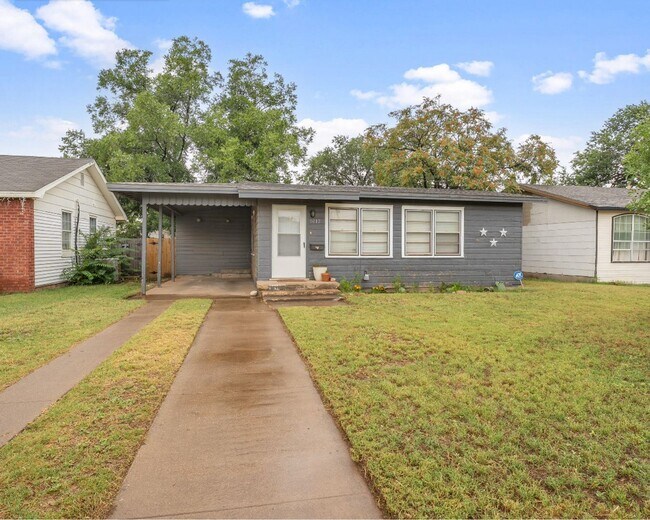 Primary Photo - 2 bed 1 bath near Slide and Marsha Sharp n...