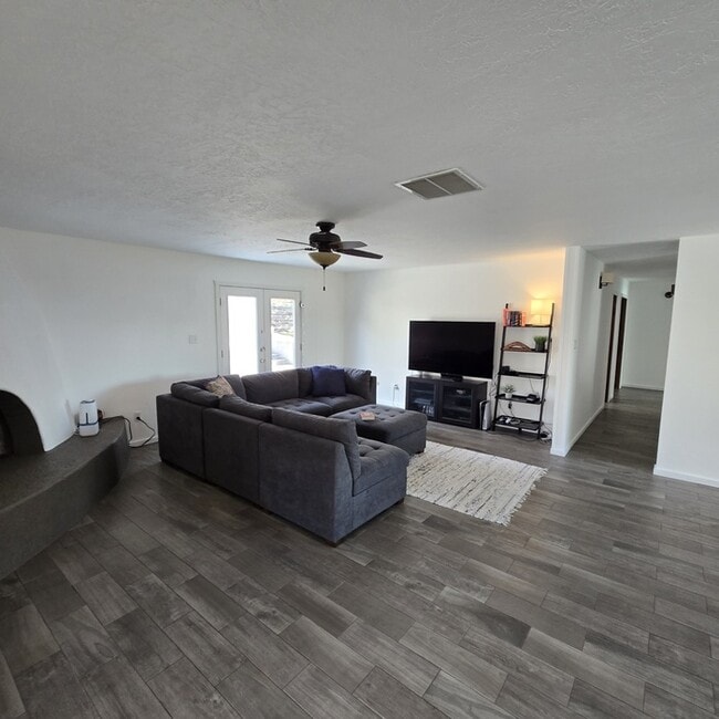 Building Photo - 1048 Monte Largo Dr NE