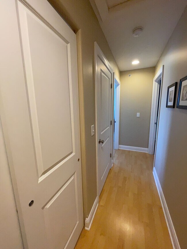 Building Photo - Lovely Condo Available Early September 2024