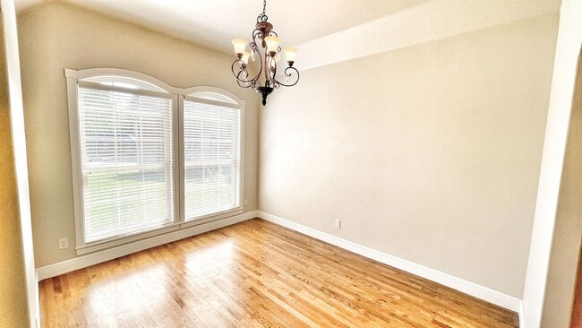 Building Photo - 1501 NE Greenbrier Ct