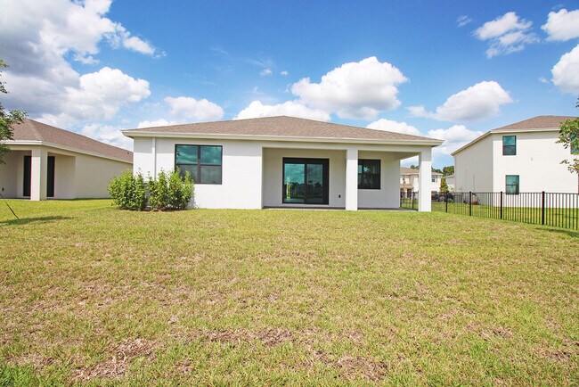 Building Photo - 5929 SE Sky Blue Cir