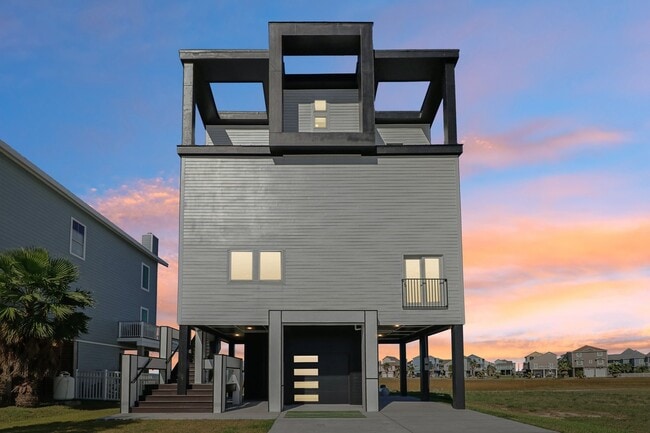 Building Photo - 830 Tiki Dr