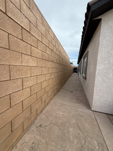 Building Photo - 7398 N Maple Ave