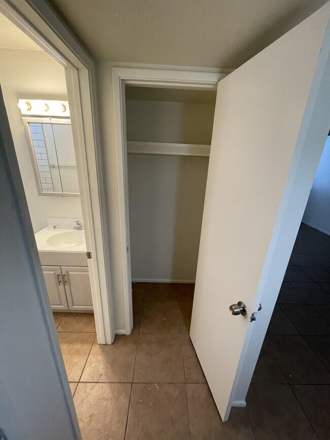 Building Photo - 1520 W 5th St