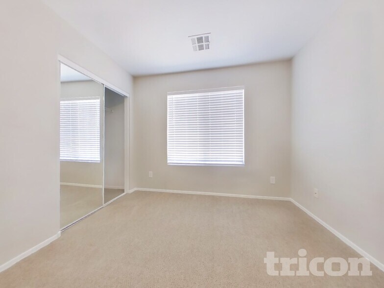 Building Photo - 715 N Redwood Ln