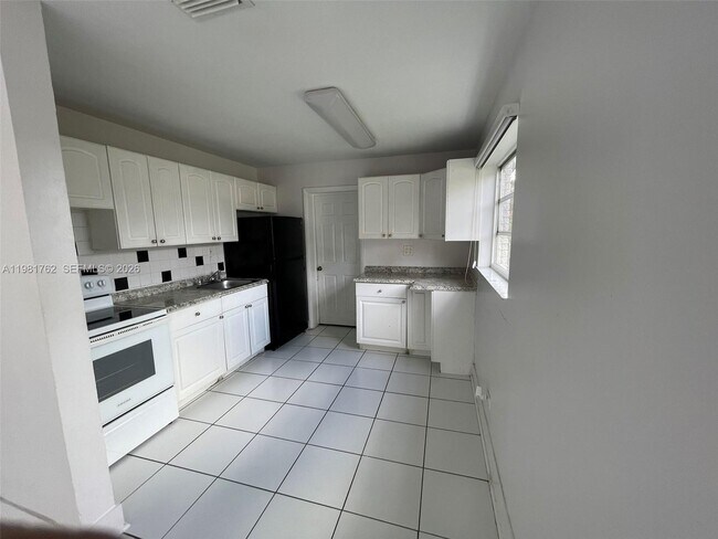 Building Photo - 5751 SW 38th Ct