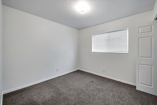 Building Photo - Darling Ground Floor Stonebrook Condo