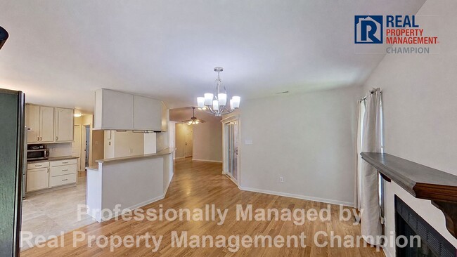 Building Photo - Charming home with open floor plan, vaulted ceilings and spacious backyard