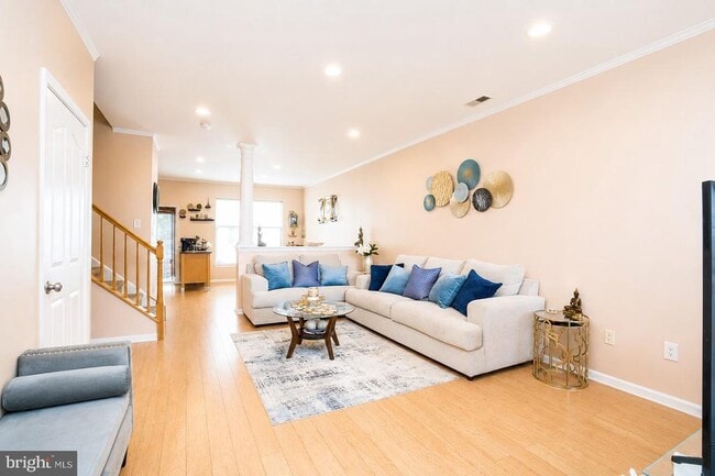 Building Photo - 704 Dahlia Cir