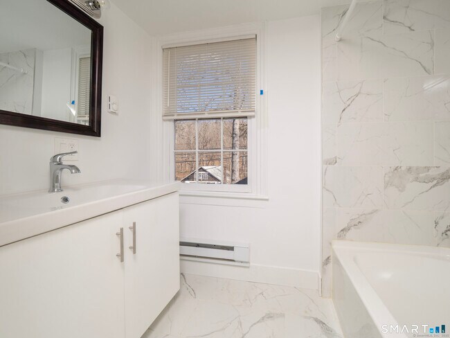 Building Photo - 523 Danbury Rd