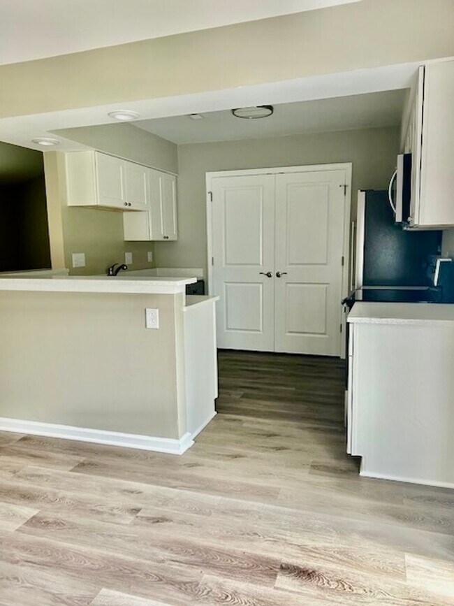 Building Photo - Available Beautifully Renovated Bungalow!