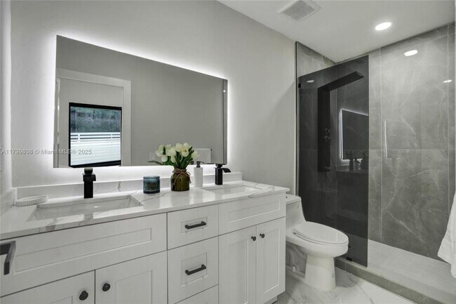 Building Photo - 3 bedroom in Miami FL 33150