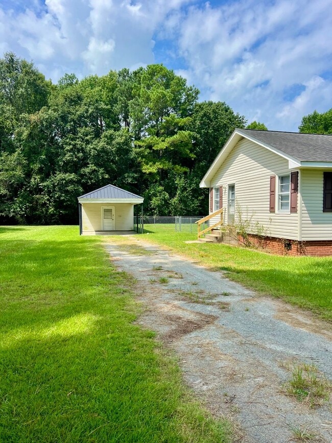 Building Photo - ADORABLE Renovated 3 BR | 1 BA Home in Gol...