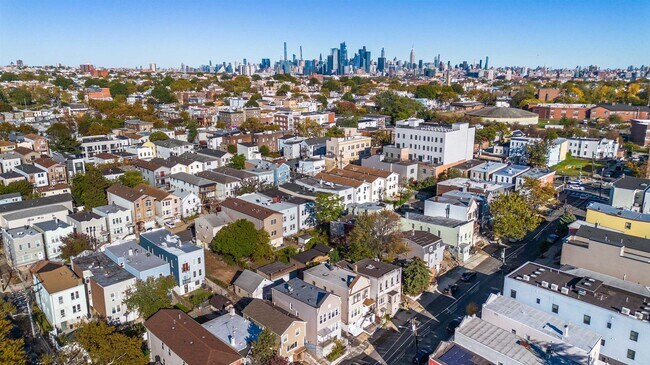 Building Photo - 46 Spruce St