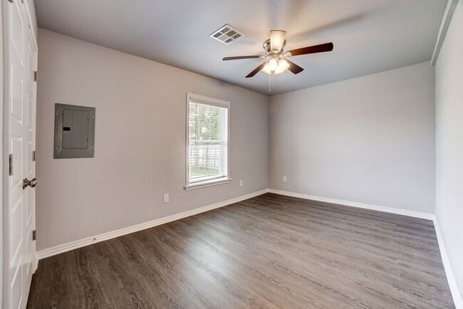 Building Photo - Clean, Crisp, Open Concept 3/2 Near TU