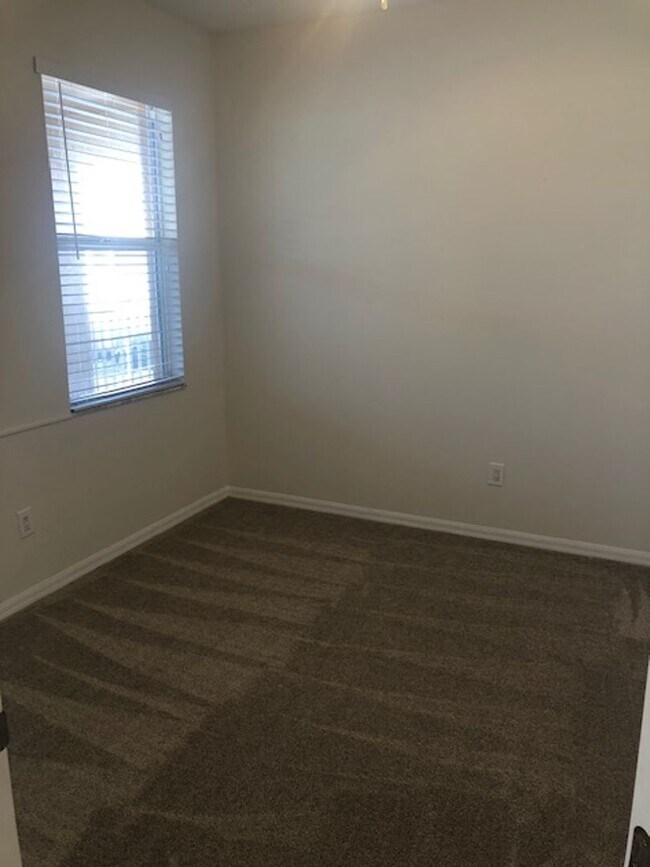 Building Photo - 15250 Riverbend Blvd