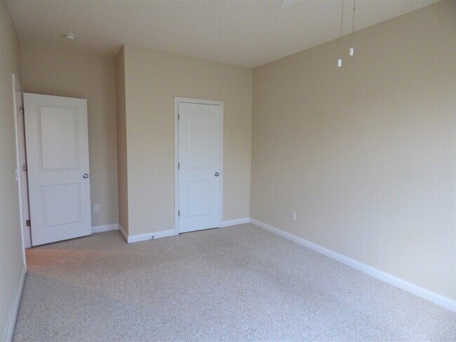 Building Photo - 3 BR 2.5 BA Town Park Condo
