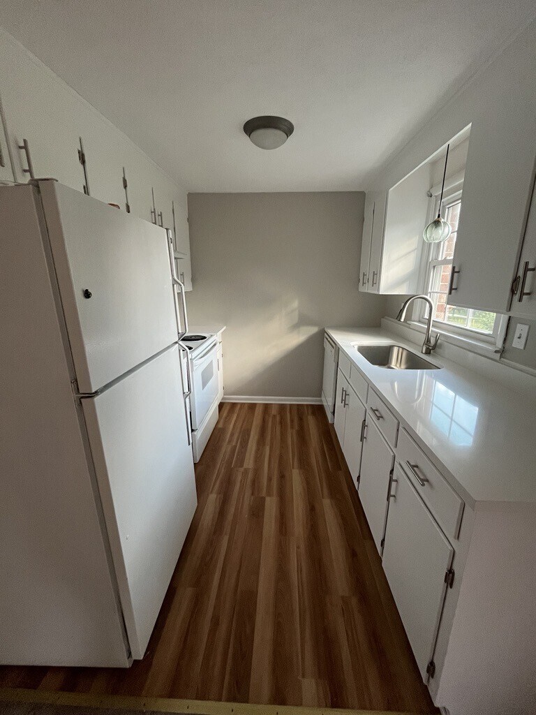 Kitchen - 530 Whispering Hills Dr